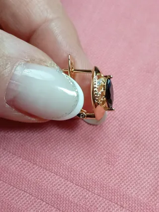 Orecchini pendenti neri e oro