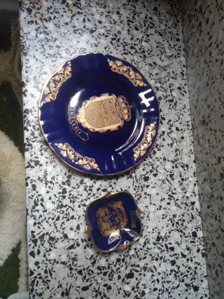 Plato decorativo azul y dorado