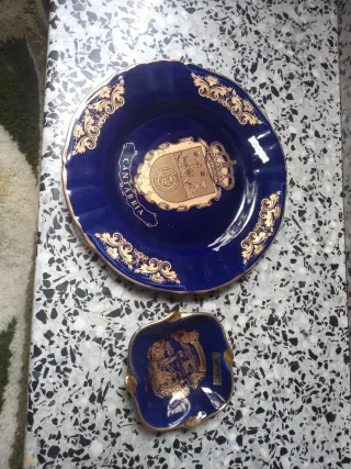 Plato decorativo azul y dorado
