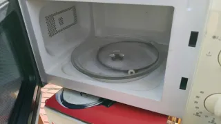 Microondas blanco con mandos giratorios