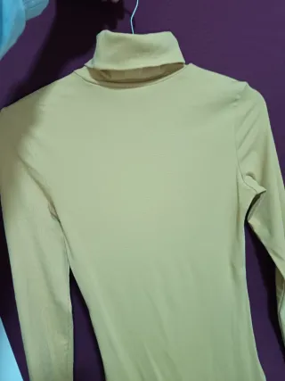 Vestido amarillo cuello alto manga larga