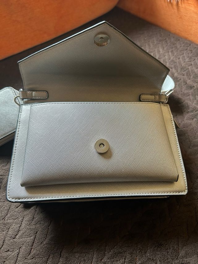 Bolso bandolera plateado con monedero