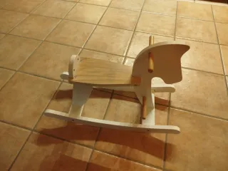 Caballito balancín de madera blanco
