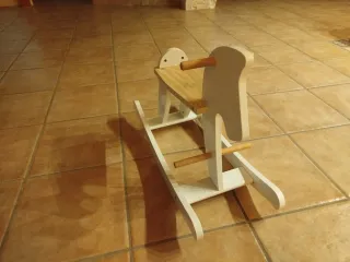 Caballito balancín de madera blanco