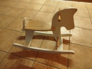 Caballito balancín de madera blanco
