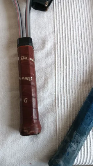 2 raquetas de tenis Spalding y otra