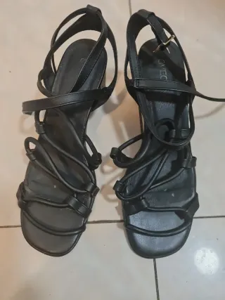 Sandalias de tiras negras para mujer