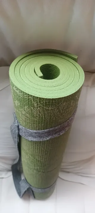 Esterilla de yoga verde con correas