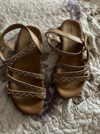 Sandalias planas beige y doradas