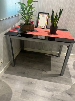 Mesa cristal negro y estructura metálica mate