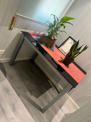 Mesa cristal negro y estructura metálica mate