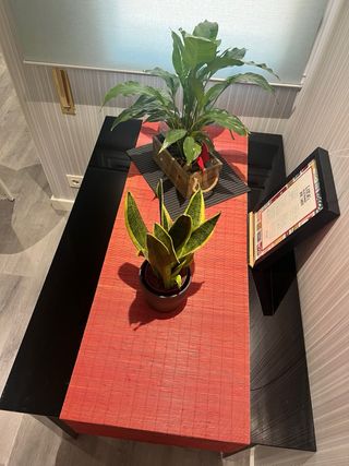 Mesa cristal negro y estructura metálica mate