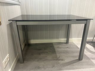 Mesa cristal negro y estructura metálica mate