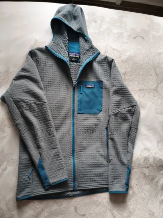 Chaqueta Patagonia R1 con capucha Talla M.
