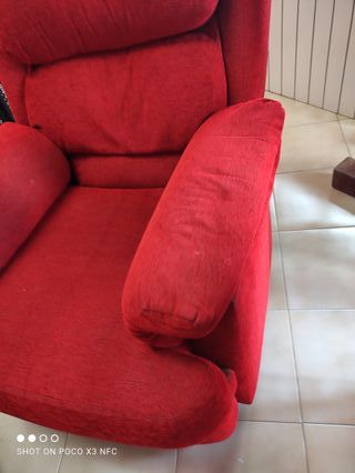 Butaca roja cómoda y conservada