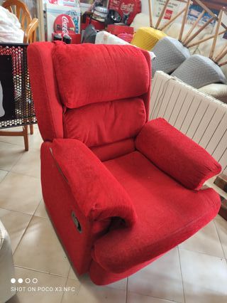 Butaca roja cómoda y conservada