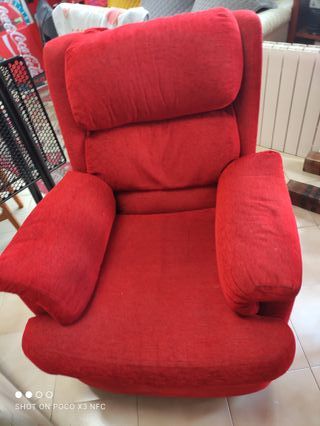 Butaca roja cómoda y conservada