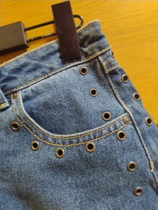 Falda vaquera midi con detalles