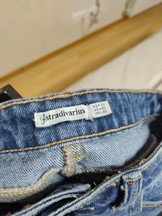 Falda vaquera midi con detalles