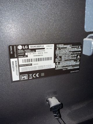 Televisor LG 50” más el soporte de pared.