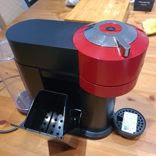“Nespresso roja + porta cápsulas madera