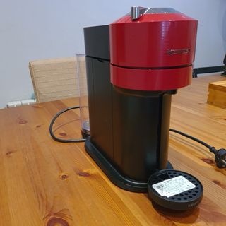 “Nespresso roja + porta cápsulas madera