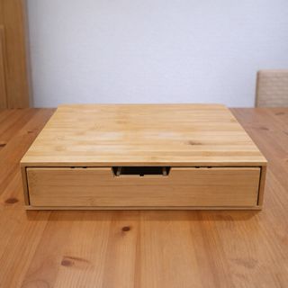 “Nespresso roja + porta cápsulas madera