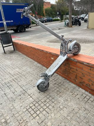 Patinete Kamikaze K1 Gris le faltan pastillas