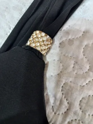 Vestido formal negro con volantes