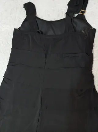 Vestido formal negro con volantes