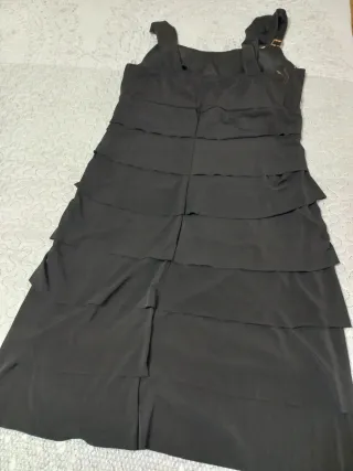 Vestido formal negro con volantes