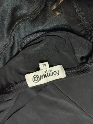 Vestido formal negro con volantes