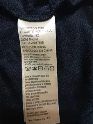 Vestido formal negro con volantes