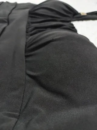 Vestido formal negro con volantes