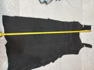 Vestido formal negro con volantes