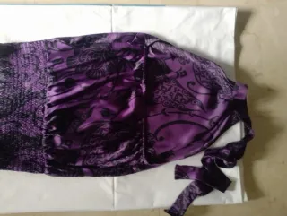 Top halter morado con estampado negro sin espalda