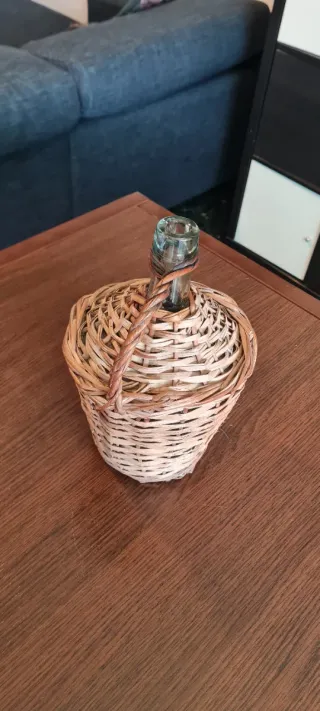 Damajuana de vidrio soplado con canasto de mimbre.