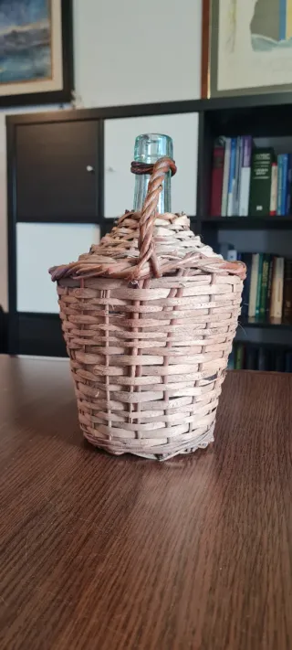 Damajuana de vidrio soplado con canasto de mimbre.