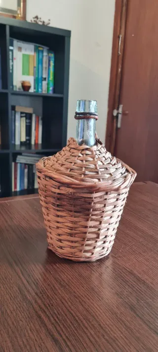 Damajuana de vidrio soplado con canasto de mimbre.