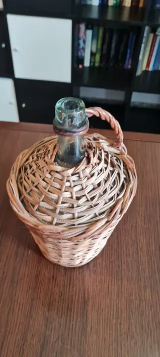 Damajuana de vidrio soplado con canasto de mimbre.