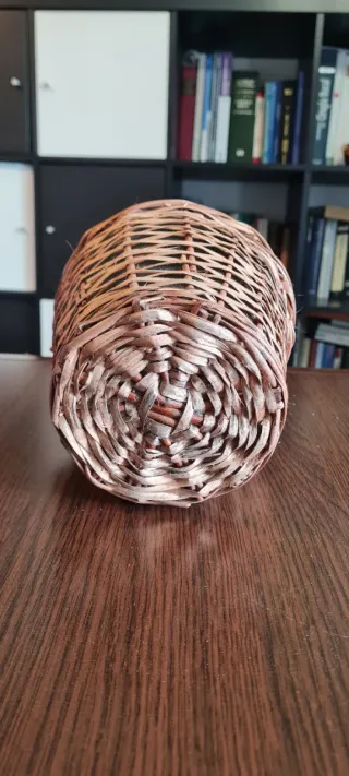 Damajuana de vidrio soplado con canasto de mimbre.