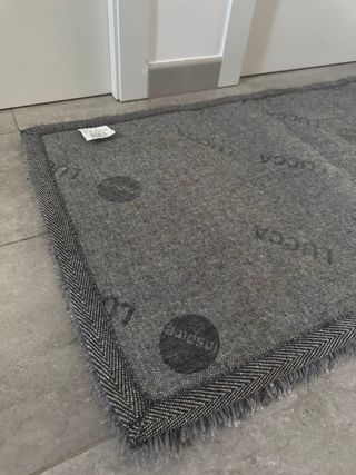 Tappeto pelo lungo grigio