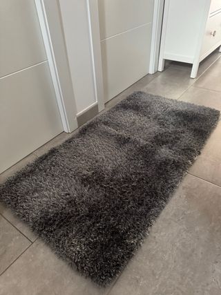 Tappeto pelo lungo grigio