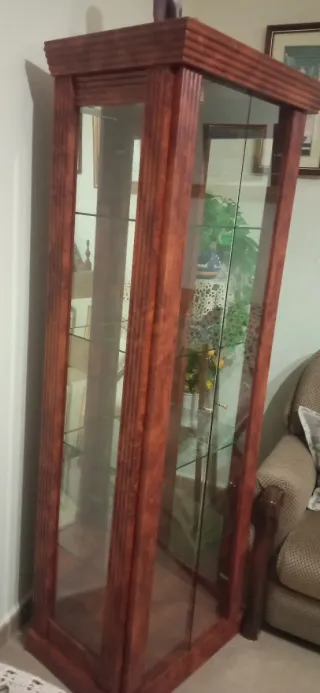 Vitrina de madera marrón con cristal