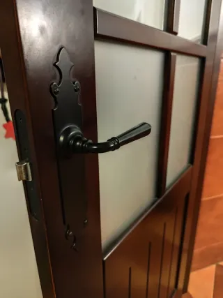 Puerta de madera oscura con cristal