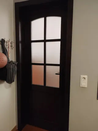 Puerta de madera oscura con cristal