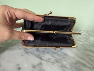 Monedero azul con dos compartimentos