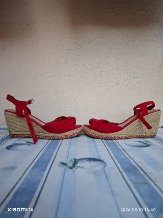 Zapatos de cuña rojos con lazo