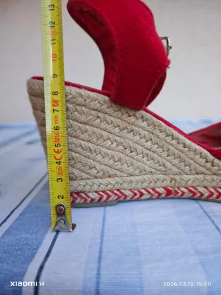 Zapatos de cuña rojos con lazo