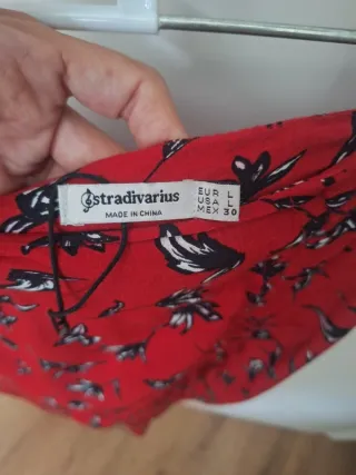 Falda midi roja con raja y estampado